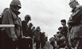 阻止団に詰め寄られうなだれる警備員　国頭村　1970年